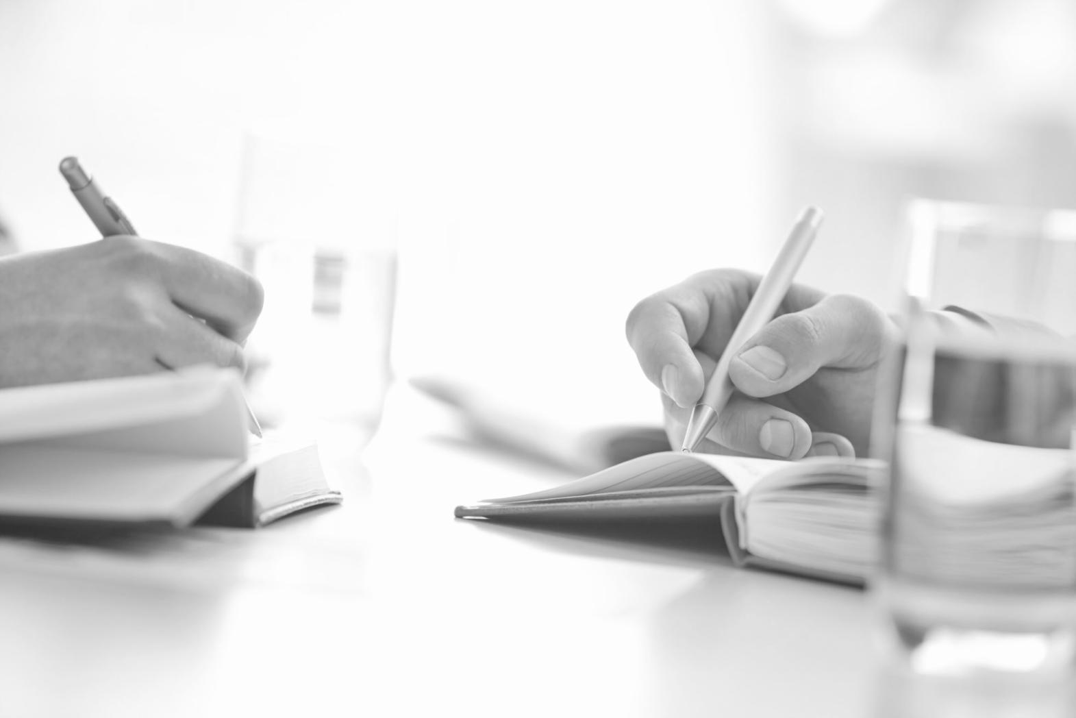 Budgetplanung am Arbeitsplatz mit Dokumenten und Laptop